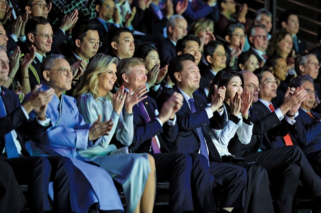 윤석열 대통령이 12월 13일(현지시간) 빌렘- 알렉산더 네덜란드 국왕, 막시마 왕비와 함께 암스테르담 아파스 라이브에서 열린 전통문화 공연을 관람하고 있다. 사진 뉴시스
