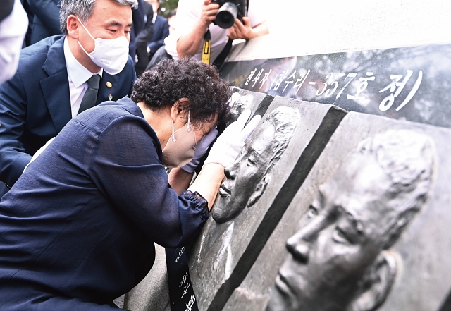 2022년 6월 29일 경기 평택시 해군 제2함대사령부에서 열린 제2연평해전 승전 20주년 기념식에서 유가족이 눈물을 흘리고 있다. 사진 뉴시스
