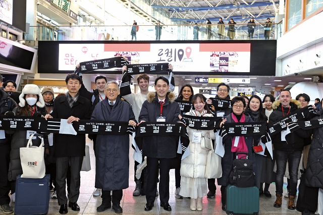 유인촌 문화체육관광부 장관이 12월 21일 서울역에서 열린 ‘로컬로’ 캠페인 행사에 참석해 기념촬영을 하고 있다.