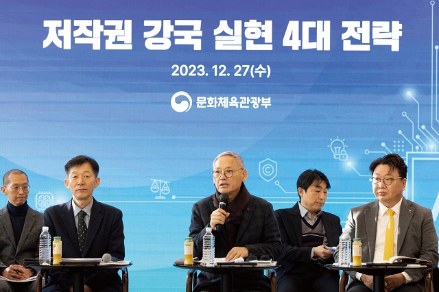 유인촌 문화체육관광부 장관이 2023년 12월 27일 서울 서대문구 모두예술극장에서 &lsquo;저작권 강국 실현, 4대 전략&rsquo;을 발표하고 있다. 사진 뉴시스