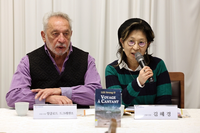 ‘2023 한국문학번역상’ 번역대상 수상자인 김혜경·장클로드 드크레센조 교수가 서울 종로구 한 식당에서 기자간담회를 하고 있다. 사진 뉴시스