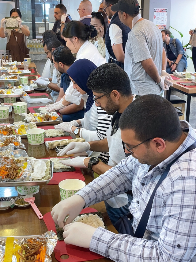 튀르키예·그리스 등에서 온 외국인 관광객들이 한식체험교실에서 김밥을 말고 있다. 사진 온고푸드