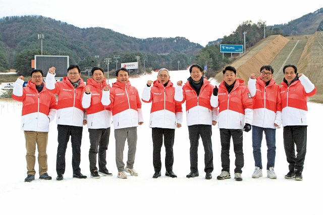 유인촌 문화체육관광부 장관을 비롯한 2024 강원동계청소년올림픽 대회 조직위원회 관계자가 대회 성공을 기원하며 파이팅을 외치고 있다. 사진 뉴시스