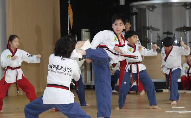 2023년 5월 서울 서초구 서울고등학교에서 열린 제52회 전국소년체육대회에서 미동초등학교 태권도 시범단이 송판 격파를 하고 있다. 사진 뉴시스