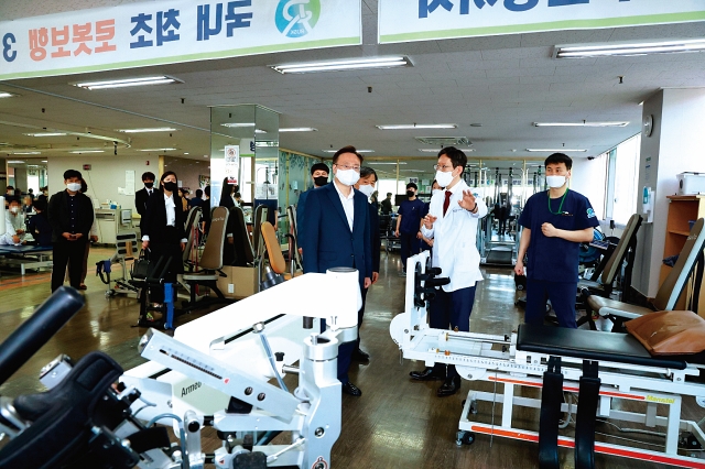 조규홍 보건복지부 장관이 2023년 5월 3일 경기도 성남시 분당구 러스크재활병원에서 열린 간호간병 통합서비스 재활병동 현장 간담회에 앞서 시설을 둘러보고 있다. 사진 보건복지부