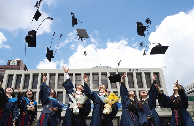 2023년 8월 서울 종로구 성균관대학교에서 열린 ‘2023년 여름 학위수여식’에서 졸업생들이 학사모를 던지고 있다. 사진 뉴시스 