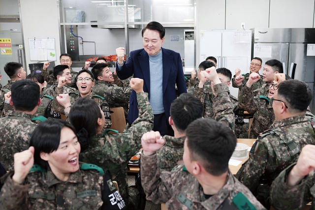 최전방 찾아 장병 격려 윤석열 대통령은 2023년 12월 28일 연말연시를 맞아 중부 전선에 있는 경기 연천군 육군 제5보병사단을 찾아 군사대비태세를 점검하고 최전방에서 근무 중인 장병들을 격려했다. 윤 대통령은 &ldquo;우리 국민들이 기대하는 것은 강하고 믿음직한 군&rdquo;이라며 &ldquo;적이 도발해온다면 &lsquo;선조치, 후보고&rsquo; 원칙 하에 즉각적이고 단호하게 대응하라&rdquo;고 지시했다. 아울러 장병들과 오찬을 함께하며 &ldquo;부모님들이 걱정하지 않도록 연말연시와 새해를 맞아 꼭 안부전화를 드리기를 바란다&rdquo;고 당부했다. 사진 대통령실