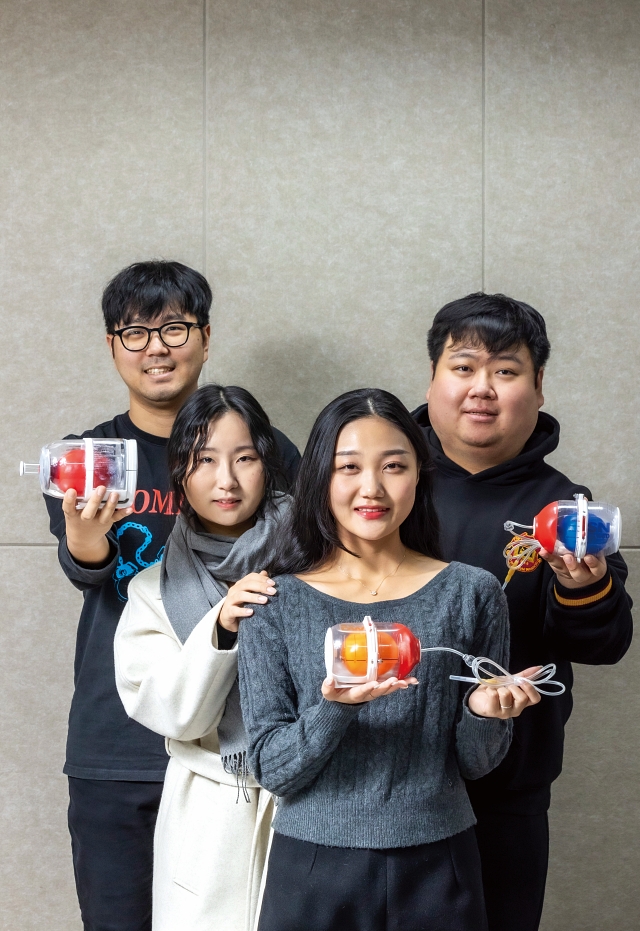 (왼쪽부터) 신영환&middot;백원&middot;채유진&middot;김대연 씨가 &lsquo;골든 캡슐&rsquo;을 들고 있다. 사진 C영상미디어