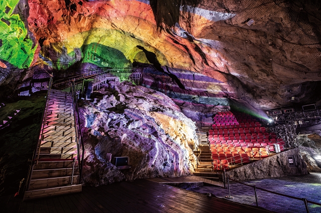 동굴 벽면을 스크린 삼아 화려한 미디어파사드 쇼를 펼치는 동굴예술의전당. 사진 한국관광공사