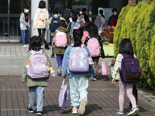 서울 광진구의 한 초등학교 학생들이 등교하고 있다. 사진 뉴시스