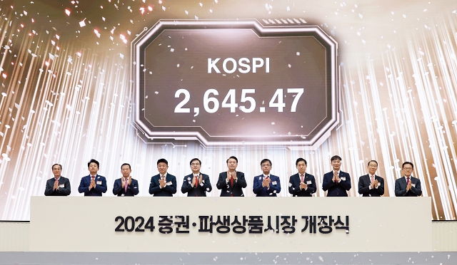 윤석열 대통령이 1월 2일 서울 여의도 한국거래소에서 열린 ‘2024 증권 · 파생상품시장 개장식’에서 개장 신호 버튼을 누른 뒤 박수치고 있다. 사진 뉴시스