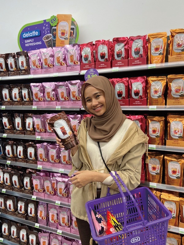 말레이시아 겐팅에 있는 CU 아와나 스카이웨이점에서 현지 소비자가 CU의 자체상품을 들어보이고 있다. 사진 CU