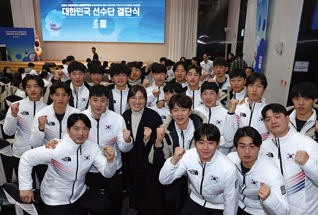 1월 9일 서울 송파구 서울올림픽파크텔에서 열린 &lsquo;2024 강원 동계청소년올림픽대회 대한민국 선수단 결단식&rsquo;에서 장미란 문화체육관광부 2차관이 선수들과 파이팅을 외치고 있다. 사진 문화체육관광부 