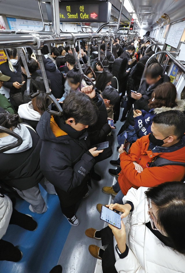 1월 10일 오전 사당행 서울지하철 4호선 의자 없는 칸에 시민들이 탑승해 있다. 사진 뉴시스
