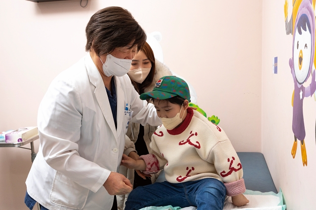 박귀원 중앙대병원 교수가 어린이 환자를 진료하고 있다. 사진 C영상미디어