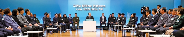 윤석열 대통령이 1월 10일 경기 고양시 고양아람누리에서 &lsquo;국민이 바라는 주택&rsquo;을 주제로 민생토론회를 주재하고 있다. 사진 뉴시스