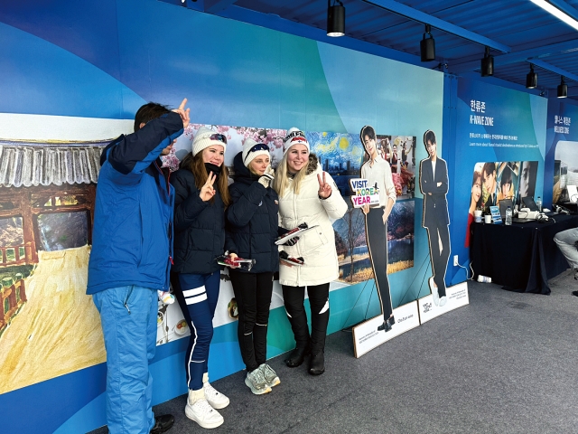 강원2024에 참가한 핀란드의 아가타 바이애슬론 국가대표 선수(오른쪽 두 번째)가 한국 관광 홍보관을 찾아 기념사진을 찍고 있다. 사진 문화체육관광부 제공