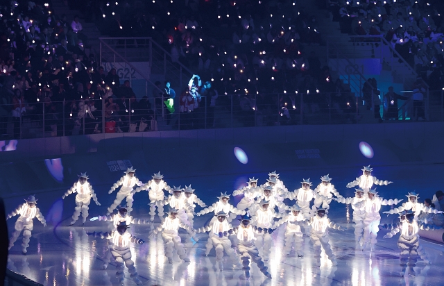 1월 19일 오후 강릉 스피드스케이팅 경기장에서 열린 강원2024 개회식에서 한국의 도깨비 ‘아이스 고블린’으로 분장한 앰비규어스댄스컴퍼니와 청소년들이 공연을 하고 있다. 사진 뉴시스 