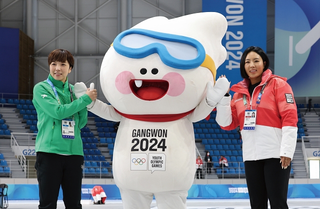 1월 22일 강릉 스피스스케이팅 경기장에서 재회한 고다이라 나오 일본 전 국가대표 선수와 이상화 강원2024 공동위원장. 두 사람은 2018 평창동계올림픽 스피드스케이팅 경기가 펼쳐진 이곳에서 나란히 금메달, 은메달을 따냈다. 사진 뉴시스