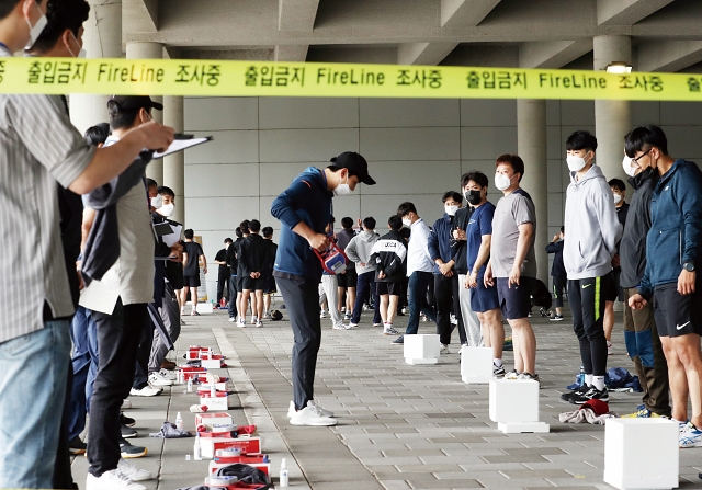 소방공무원 채용 체력시험을 보고 있는 응시생들. 2027년부터 체력시험 종목이 바뀐다. 사진 뉴시스