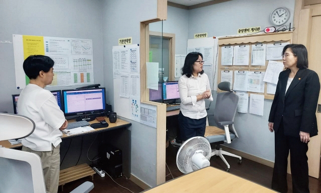 김현숙 여성가족부 장관이 2023년 10월 2일 서울 용산구 소재 여성긴급전화 1366 중앙센터를 방문해 직원들을 격려했다.사진 뉴시스