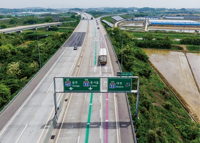 평택제천고속도로 대소분기점에 적용된 ‘노면 색깔 유도선’. 사진 한국도로공사