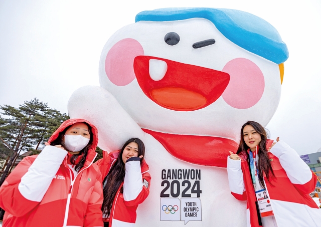 정선 하이원리조트 앞에서 자원봉사자들이 강원2024 마스코트 ‘뭉초’를 배경으로 사진을 찍고 있다. 사진 국제올림픽위원회