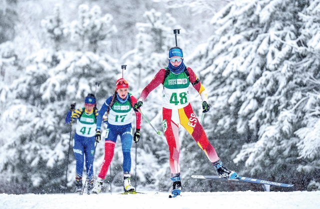 여자 프리스키 슬로프스타일에 출전한 선수들이 설원을 가르고 있다. 사진 국제올림픽위원회