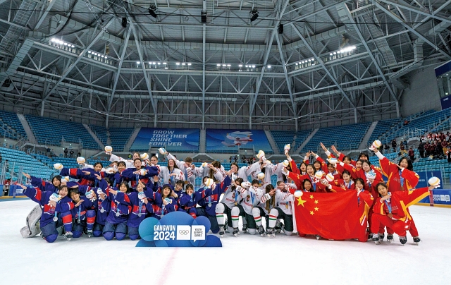 여자 3대3 아이스하키에서 각각 금·은·동메달을 차지한 헝가리, 대한민국, 중국 선수들의 모습. 사진 국제올림픽위원회