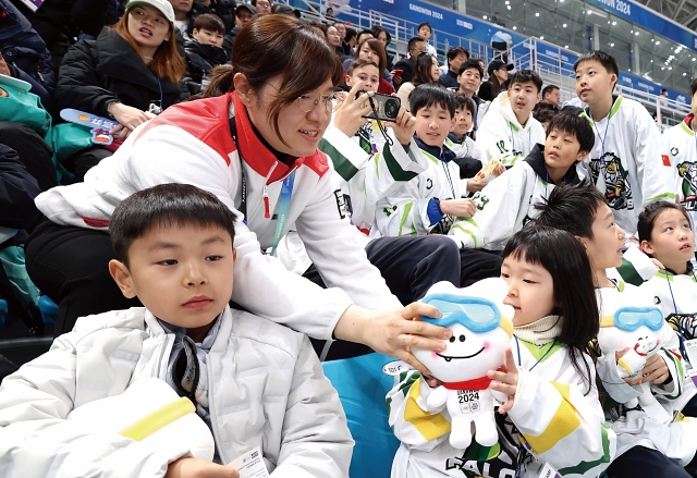 장미란 문화체육관광부 2차관이 1월 31일 강릉하키센터를 찾은 중국 어린이 관광객에게 ‘뭉초’ 인형을 선물하고 있다. 사진 문화체육관광부