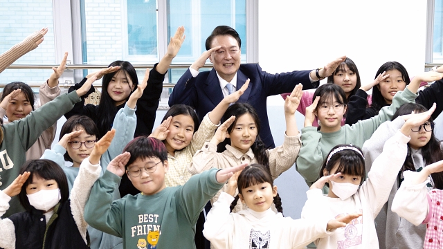 윤석열 대통령이 2월 5일 경기 하남시 신우초등학교에서 ‘따뜻한 돌봄과 교육이 있는 늘봄학교’를 주제로 열린 아홉 번째 ‘국민과 함께하는 민생토론회’에 앞서 늘봄학교 방송댄스 프로그램을 참관해 포즈를 취하고 있다. 사진 대통령실