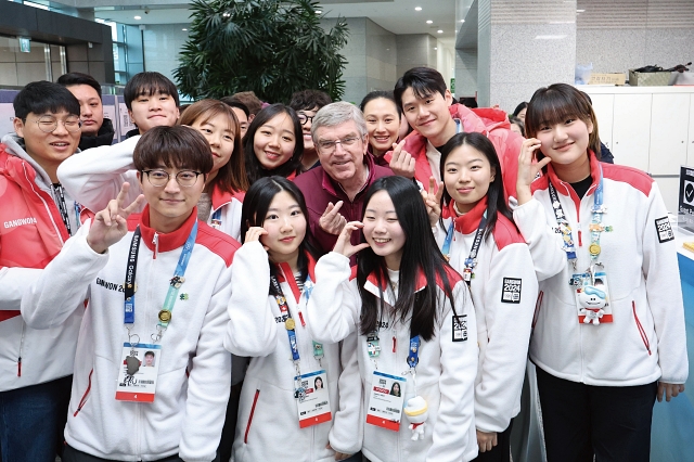 토마스 바흐 국제올림픽위원회(IOC) 위원장이 2월 1일 강릉 메인미디어센터에서 자원봉사자들과 기념촬영을 하고 있다. 사진 뉴시스