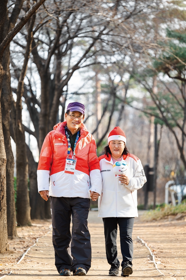 강원2024 자원봉사단 샤인크루에 함께한 박문실?마향순 부부는 “언제든 봉사가 필요한 곳이라면 달려가겠다”고 말했다. 사진 C영상미디어