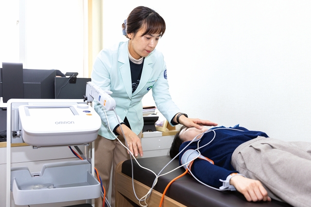 경기북부센터에는 전문 의료인이 상주해 신체건강을 측정하고 상담을 받을 수 있다. 사진은 동맥경화 검사 모습 사진 C영상미디어