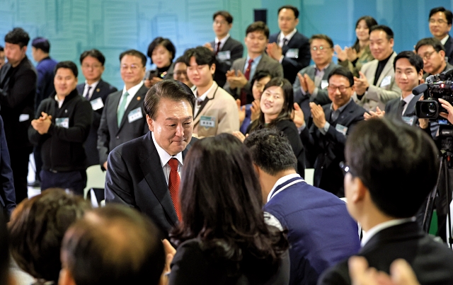 2월 21일 울산 울주군 울산전시컨벤션센터에서 ‘대한민국 국가대표 산업 허브 울산’을 주제로 열린 열세 번째 민생토론회에서 윤석열 대통령이 참석자들과 악수하고 있다. 사진 대통령실