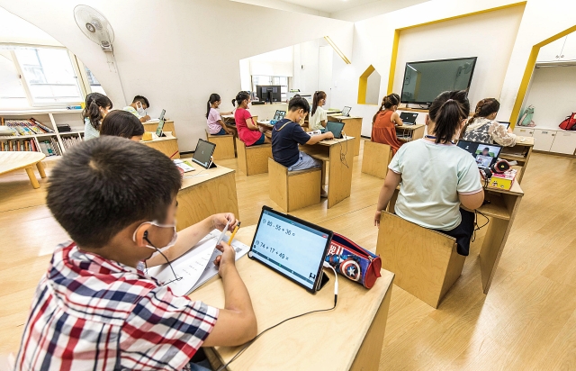 서울의 한 초등학교 긴급돌봄교실에서 학생들이 온라인 수업을 듣고 있다. 사진 뉴시스