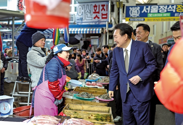 윤석열 대통령이 2월 22일 경남 창원시 마산어시장을 방문해 상인 및 시민들과 인사하고 있다. 사진 대통령실