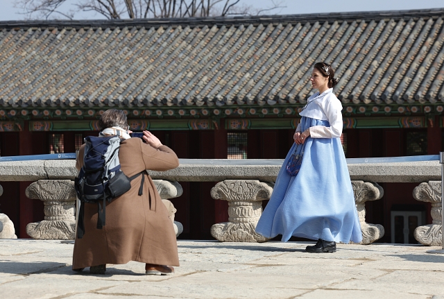 2024년 1월 14일 서울 종로구 경복궁을 찾은 외국인 관광객들이 한복을 입고 기념사진을 찍고 있다. 사진 뉴시스