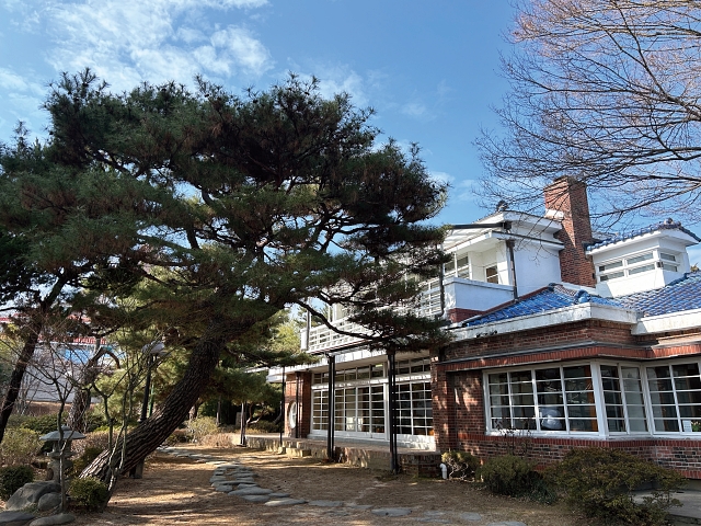 테미오래의 중심인 ‘옛 충남도지사 공관’은 1932년에 지어져 80년간 관사로 쓰이다 현재 근대역사전시관으로 활용되고 있다. 정원에서 바라본 공관.