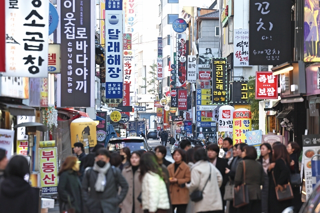 정부가 코로나19 여파와 고금리 기조로 대출금 상환 부담이 커진 자영업자를 위해 ‘소상공인 대환대출’ 사업을 시행한다. 사진은 2024년 1월 음식점과 주점 등이 밀집된 서울 종로구 종각젊음의거리 모습. 사진 뉴시스