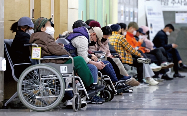 전공의들이 근무를 중단한 대구의 한 대학병원에서 환자들이 진료 차례를 기다리고 있다. 사진 뉴시스