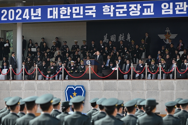 윤석열 대통령이 2월 28일 충북 괴산군 육군학생군사학교에서 열린 ‘2024년 학군장교 임관식’에서 임관 소위들로부터 거수경례를 받고 있다. 사진 대통령실