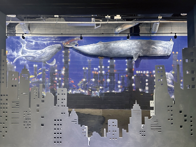 장생포를 상징하는 고래 작품을 볼 수 있는 4층 시민 창의 광장. 