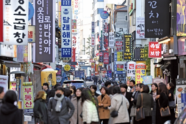 금융위원회가 3월 12일 서민과 개인사업자를 대상으로 ‘신속 신용회복 지원’을 시행함에 따라 최대 330만 명이 혜택을 볼 것으로 예상된다. 사진은 음식점과 주점 등이 밀집된 서울 종로구 종각젊음의거리 모습. 사진 뉴시스