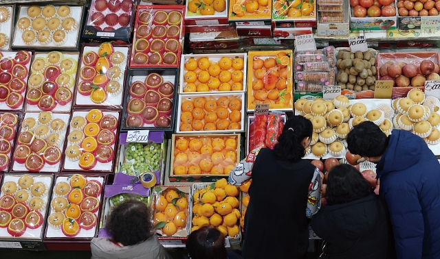 부산 해운대구 반여농산물도매시장을 찾은 시민들이 과일을 구입하고 있다. 사진 뉴시스