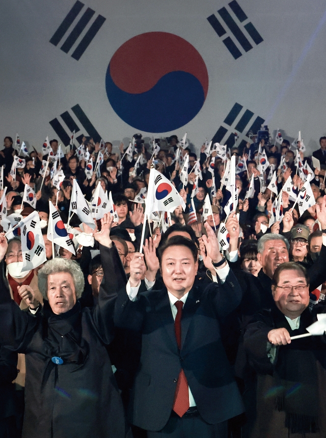 윤석열 대통령이 3월 1일 서울 중구 유관순기념관에서 열린 ‘제105주년 3·1절 기념식’에서 만세삼창을 하고 있다. 사진 뉴시스