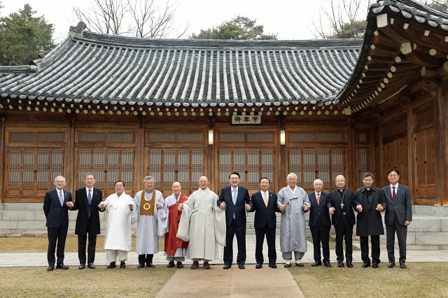 윤석열 대통령이 3월 12일 청와대 상춘재 앞에서 종교 지도자 오찬 간담회 참석자들과 기념촬영을 하고 있다. 사진 대통령실