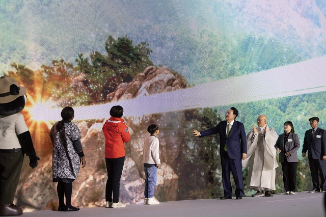 윤석열 대통령이 3월 4일 대구 엑스코에서 열린 ‘팔공산국립공원 승격 기념식’에서 기념 퍼포먼스를 하고 있다. 사진 대통령실