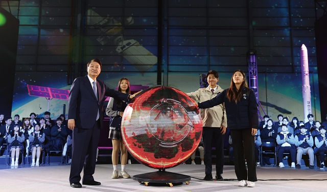 윤석열 대통령이 3월 13일 경남 사천시 한국항공우주산업(KAI)에서 열린 ‘대한민국 우주산업 클러스터 출범식’에서 출범 퍼포먼스를 하고 있다. 사진 뉴시스