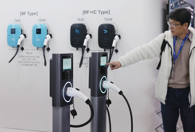 3월 6일 서울 강남구 코엑스에서 열린 ‘EV 트렌드 코리아 2024’에서 관람객이 다양한 전기차 충전기를 살펴보고 있다. 사진 뉴시스